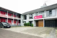 RedDoorz Plus Near Lembang Park & Zoo 치마히 폭포 주변 호텔