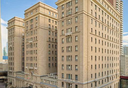 조식 및 수영장 시설