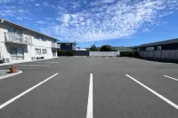 BKs Premier Motel Esplanade - parkir