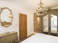 Tri Raglan Bach Hotels in Beaumaris