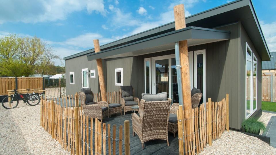 Cozy Beachside Base With Dual Terraces