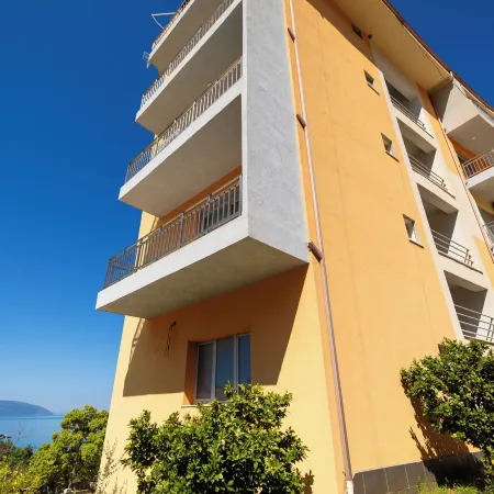 Gaia's Apartments Vlore Отели рядом с достопримечательностью «Пляж Влоре»