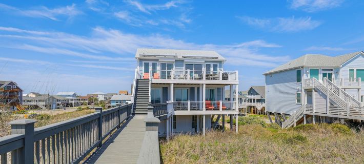Beachfront Oasis w/ 2 Large Decks, BBQ & Views! Отели в г. Пендер