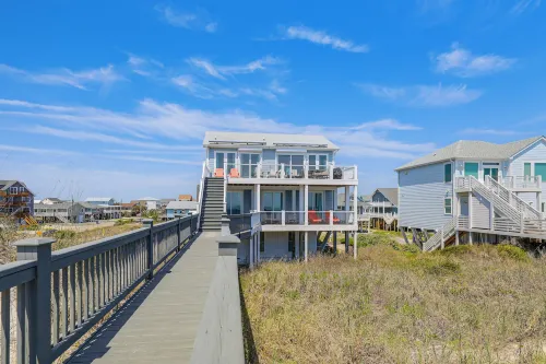 Beachfront Oasis w/ 2 Large Decks, BBQ & Views! - WiFi