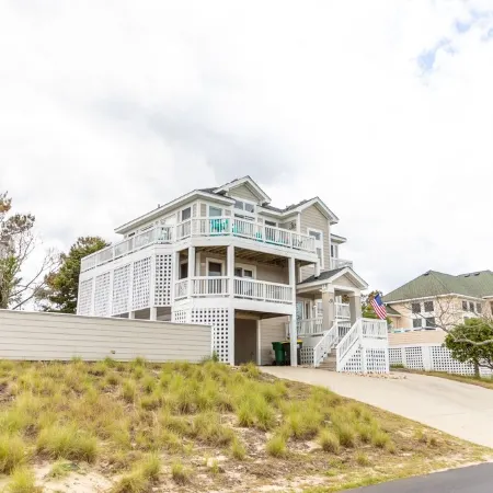 Salty Paws. Pet Friendly. Minutes to Beach. Horizon Ocean Views.