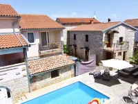 Bright stay with shared pool & BBQ in Tar Hotels in Tar