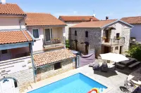 Bright stay with shared pool & BBQ in Tar