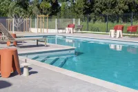 Brit Hotel Avignon Sud le Calendal - piscina