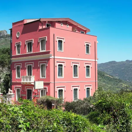 Hotel "La Pensione Svizzera" Отели рядом с достопримечательностью «Остров Изола-Белла»