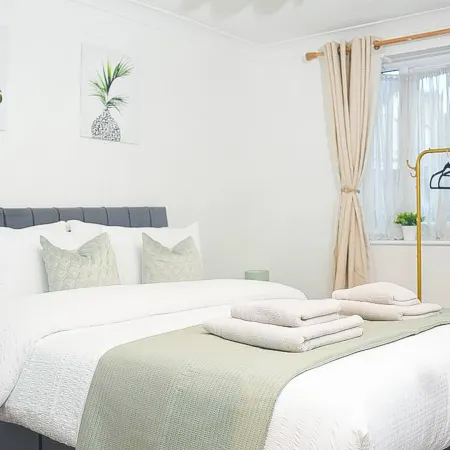 Sleeps 4, Great for Groups, Free Parking Kent