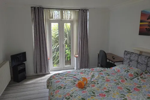 6 Bed House Sleeps 13 - Private Garden - Хоумстей