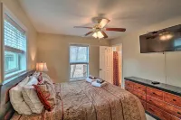 Family Poconos Home w/ Decks, 6 Mi to Skiing! - Kylpylä