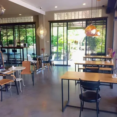 Srisomthai Hotel Отели рядом с достопримечательностью «Школа Narinukun»