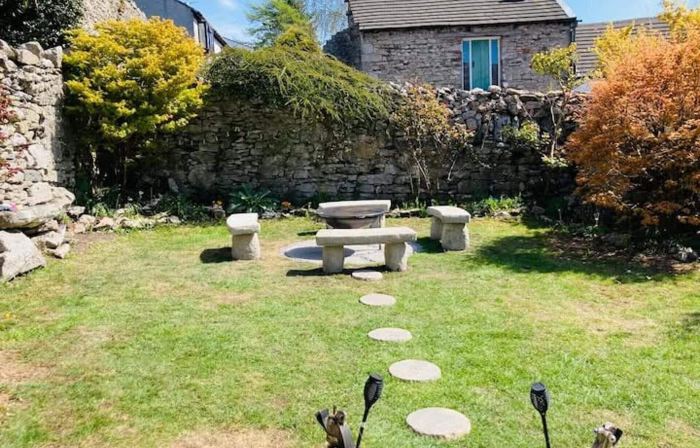 Lakeside Cottage - Sleeps 8 - Garden