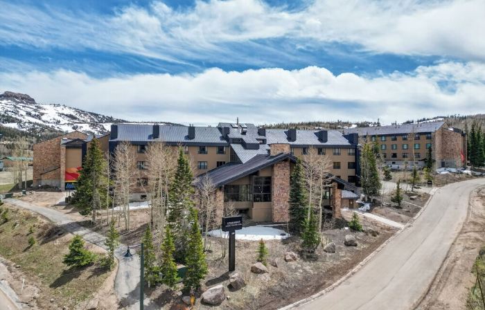 Cozy Private King Suite with Unbeatable Amenities and View in Cedar Breaks Lodge