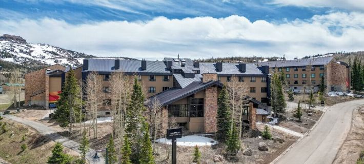 Cozy Private King Suite with Unbeatable Amenities and View in Cedar Breaks Lodge Hotels in Iron County