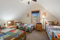 Family-friendly Home w Hot Tub Fire Pit Games - balcony