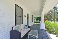 Historic 1930s Cottage + Heated Pool + 12mi to Beaches & 1 mi to Downtown - Swimmingpools