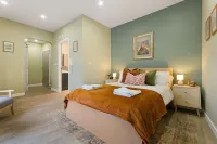 Luxurious 1 Bedroom With Private Parking and Wifi - 4-Star