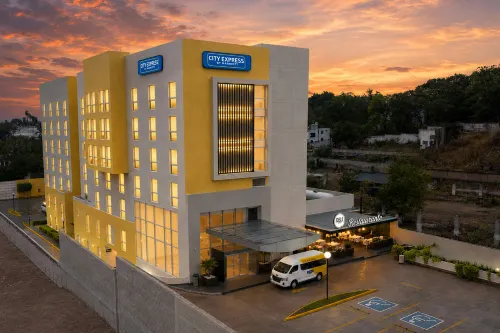 City Express by Marriott Guadalajara Aeropuerto - parking