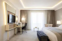 Tresor Le Palais Timisoara, Curio Collection by Hilton - parking