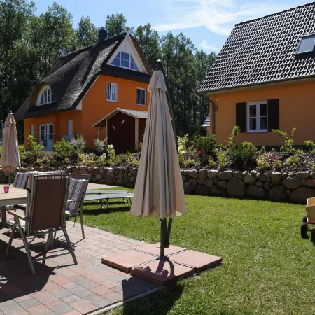 Holiday House Nightingale, Glowe