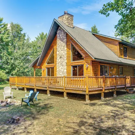 Ski, Hike & Explore! Spacious Conway Cabin w/ Deck