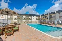 Days Inn & Suites by Wyndham Tampa near Ybor City - Park Yeri
