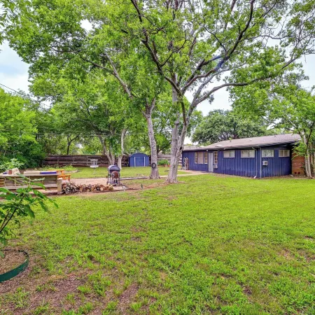 Large Yard & Fire Pit! Home 13 Mi to at&t Stadium