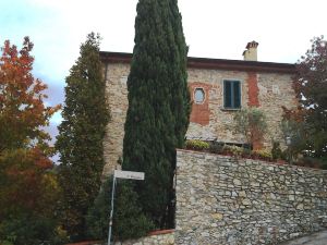 Historic House with Garden in Front of The Grotta Giusti Thermal Pool Near Lucca