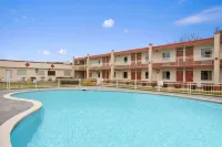 Days Inn by Wyndham Shelby - Pools