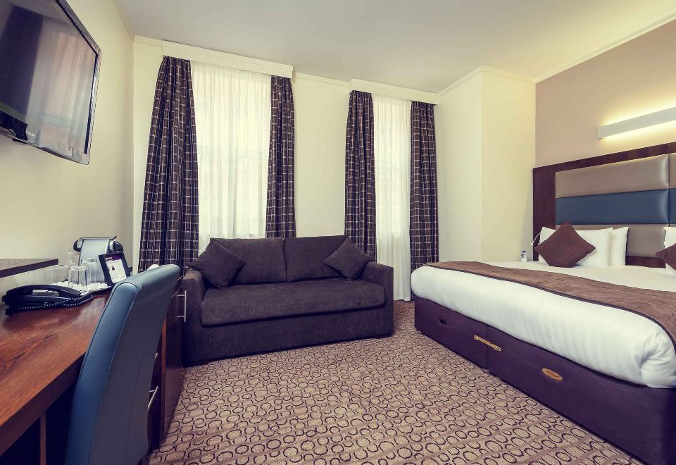 4. 머큐어 런던 패..