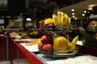 Holiday & Business Hotel - Em Frente ao Centro de Eventos e Arena Conda - sarapan