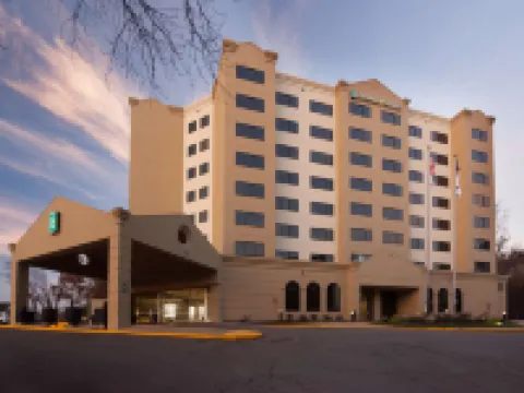 เอ็มบาสซีสวีทส์ บายฮิลตัน ราเลห์ แครบทรี โรงแรมในราเลห์