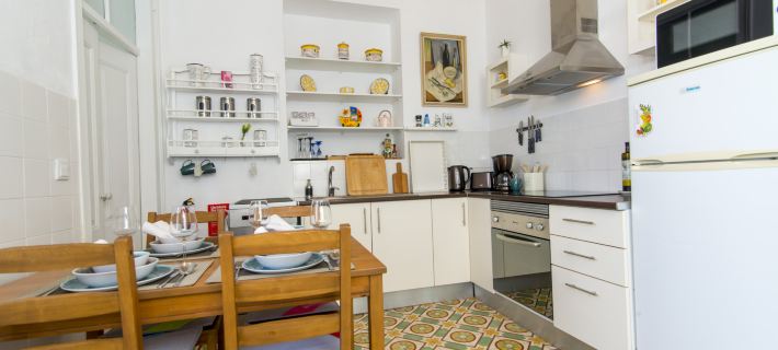 Historic Townhouse with Roof Terrace & Quiet Courtyard – 5Min to Ferry & Market Ξενοδοχεία στην πόλη Olhao
