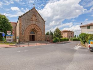 Casale Toscano diviso in appartamenti con piscina e campo tennis in comune