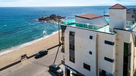 Gangneung Dolphin Spa Pension (Ocean View)