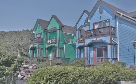 Taean Poseidon Pension Отели рядом с достопримечательностью «Kkotji Beach»