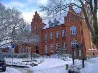Altes Gymnasium Husum Hotel GmbH & Co. KG Hotels in der Nähe von Modellbahn-Zauber