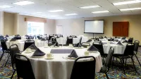 Holiday Inn Express & Suites EDMONTON-INTERNATIONAL AIRPORT by IHG - breakfast