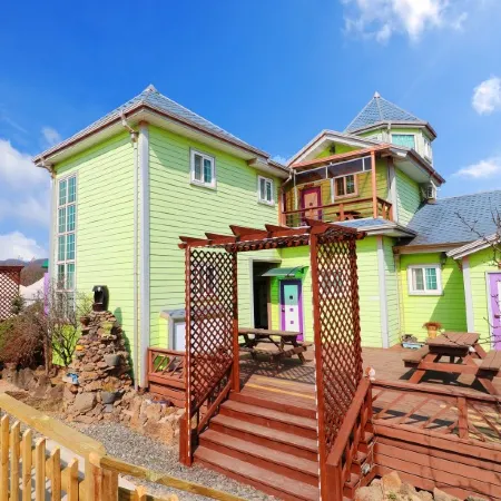 Cheolwon Northelgia Pension Отели рядом с достопримечательностью «Общественный стадион в Чхорвоне»