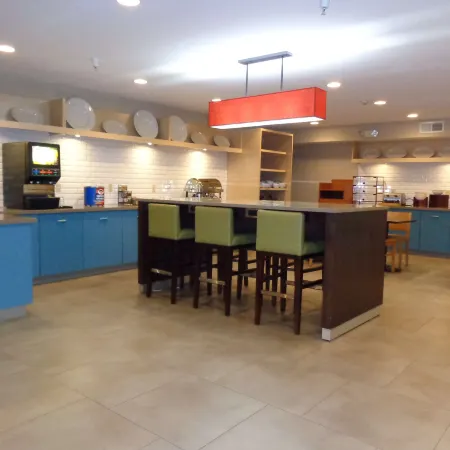 Country Inn & Suites by Radisson, Cedar Rapids Airport, IA