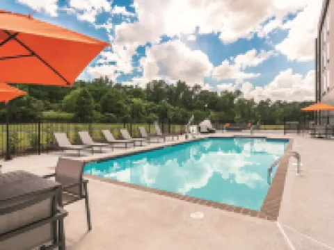 La Quinta Inn & Suites by Wyndham Opelika Auburn オペライカのホテル