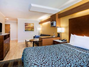 Days Inn & Suites by Wyndham Antioch