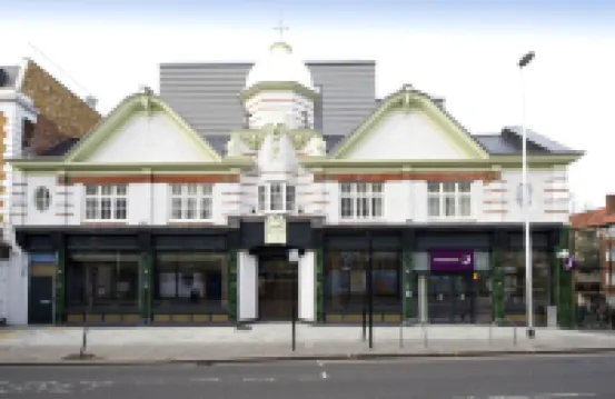 Premier Inn London Clapham Hotels near هيرن هيل