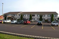 Sky Lodge Inn & Suites - Delavan - Parking