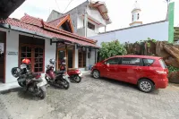 RedDoorz Plus Near Alun Alun Selatan Hotels in Mantrijeron