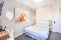 Logis - Hôtel Arc en Ciel et Spa les Sables d'Olonne فنادق في Olonne-sur-Mer