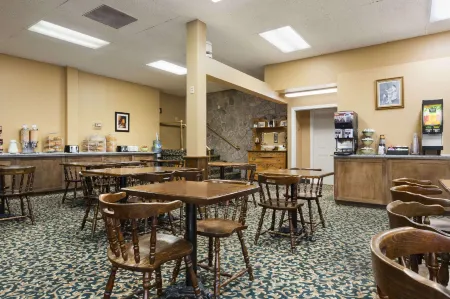 SureStay by Best Western Brockville Отели рядом с достопримечательностью «King's Lock Craft Distillery»