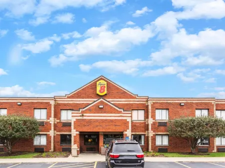 Super 8 by Wyndham Elgin Отели рядом с достопримечательностью «Wing Park»